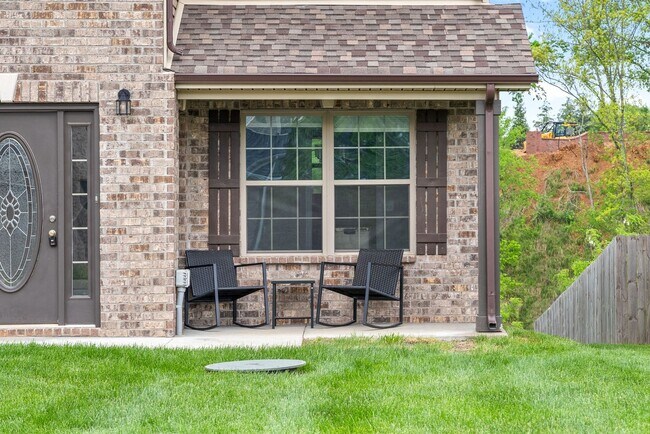 Building Photo - Pet Friendly Three Bedroom!