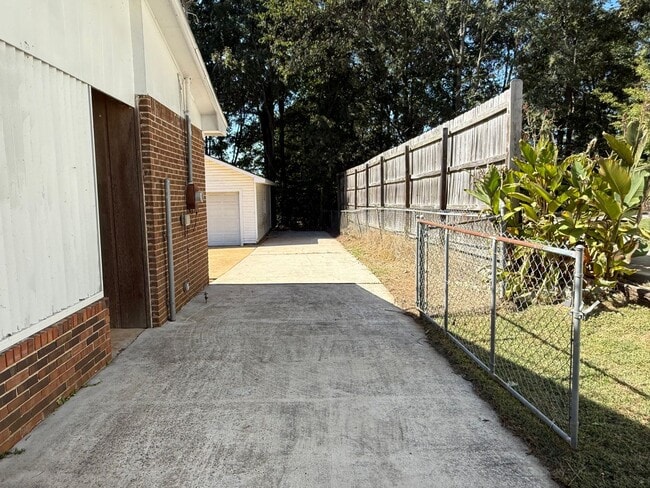 Foto del edificio - CHARMING UPDATED HOME FOR RENT IN GUNTERSV...