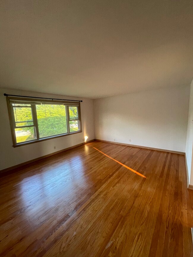 Building Photo - 6073 S Lake Dr