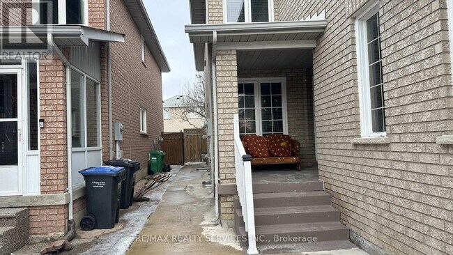 Photo du bâtiment - 33 Dovesong Dr