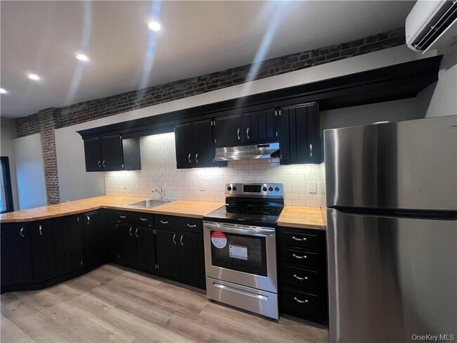 Building Photo - 30 Henry St