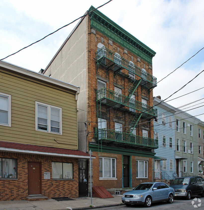 Primary Photo - 18 Monroe St