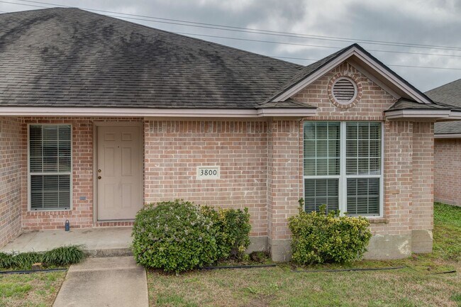Foto del edificio - Beautiful 3 Bed, 3 Bath Duplex in South College Station!