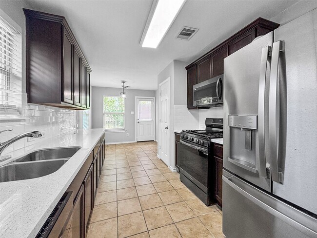 Foto del edificio - 4311 Amaryllis Ave