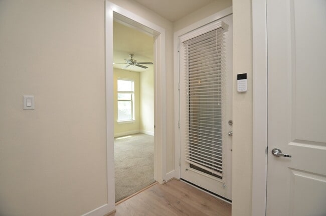 Building Photo - 2616 Riverside Dr