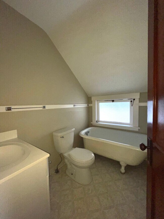 Foto del edificio - Cleveland West Side 4BR - AVAILABLE NOW!
