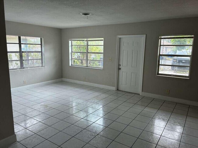 Foto del edificio - 1329 NW 8th Ave
