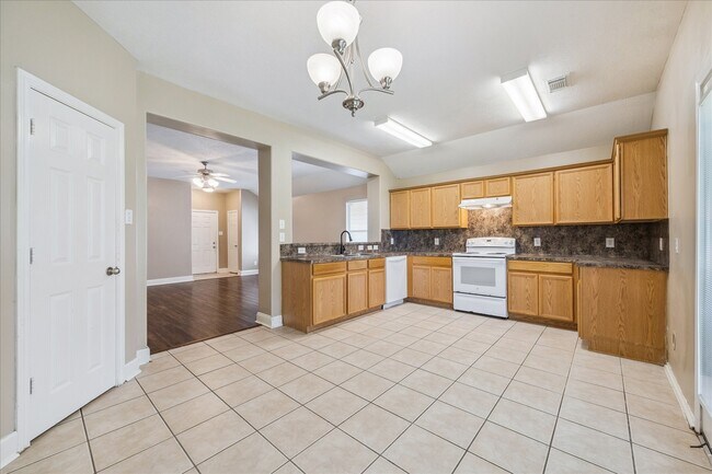 Foto del edificio - 6830 Arbor Hollow Ln