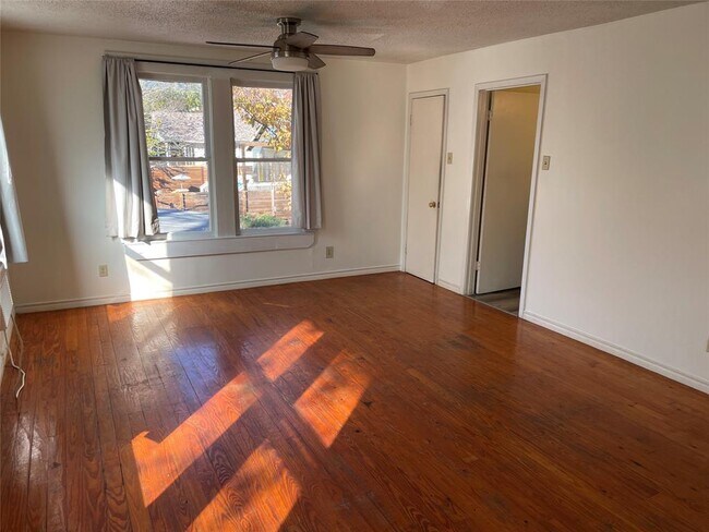 Foto del edificio - 1809 W 38th St