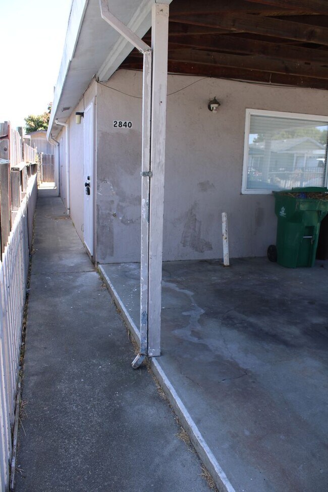 Building Photo - Three Bedroom, One Bathroom House in San Pablo with Laundry Room