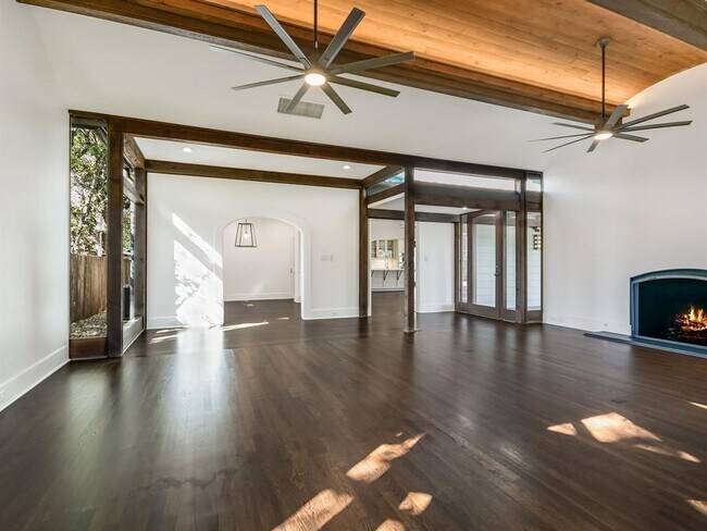 Foto del edificio - 2704 Oakhurst Ave