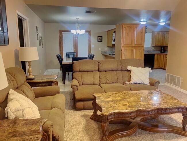 Foto del edificio - RENTAL Fully Furnished 4 bedroom home