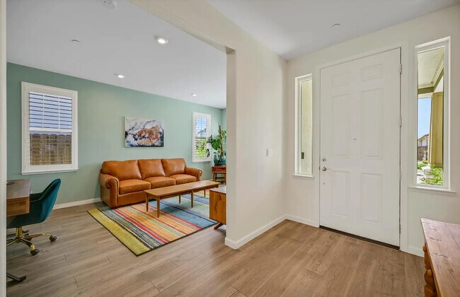 Building Photo - 1056 Luna Dr