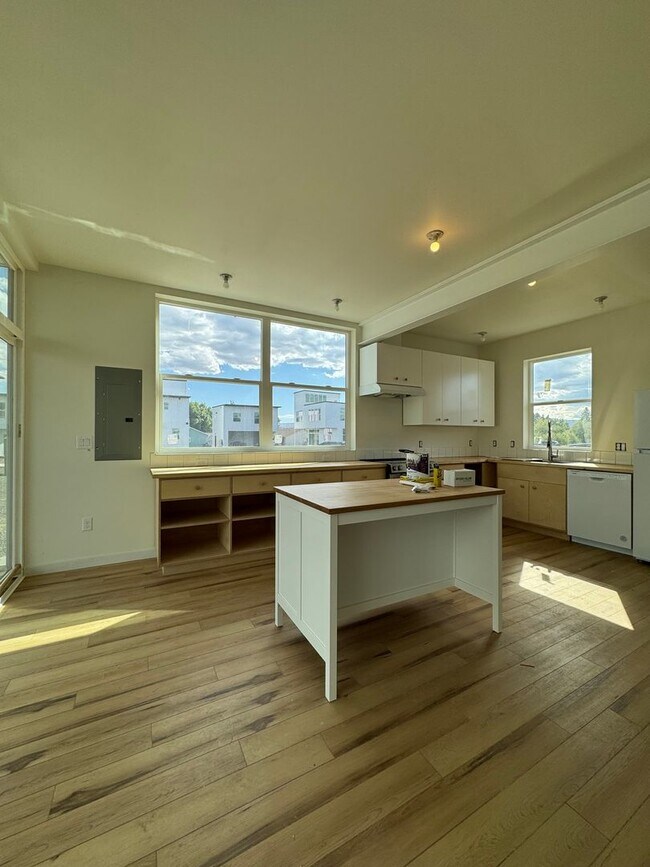 Building Photo - Bright 3BR/3BA with Soaring Ceilings & Lar...