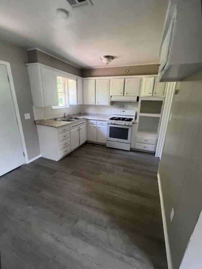 Foto del edificio - 4 bedroom 1 bathroom home in Midwest City!