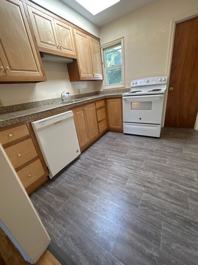 Foto del edificio - Spacious 2 Bedroom 1 Bath Duplex in Park-Like Setting - Pets Welcome