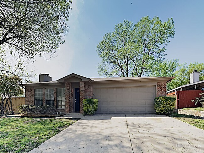 Building Photo - 708 Burlington Avenue Fort Worth TX