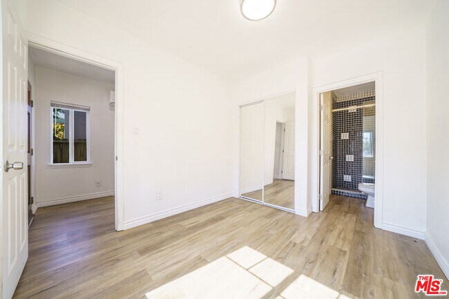 Foto del edificio - 5347 Fountain Ave