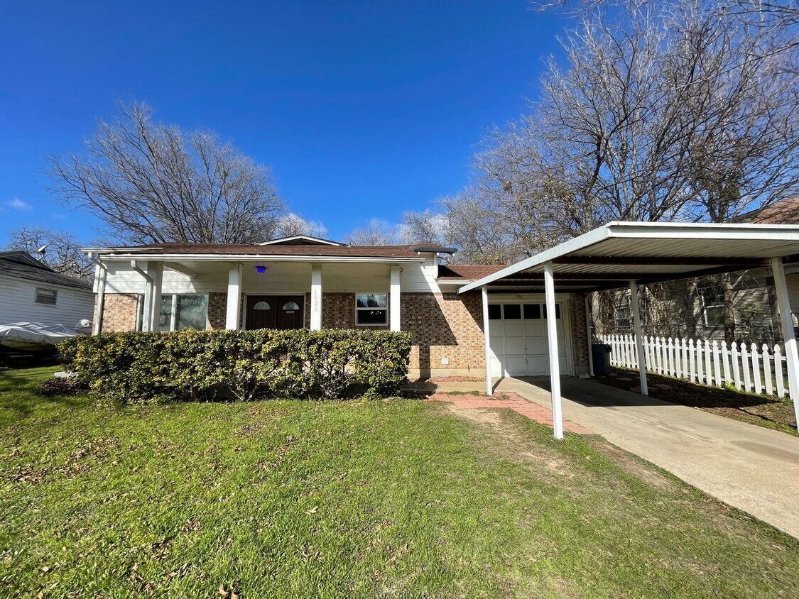 Primary Photo - AVAILABLE NOW - 3 BEDROOM 2 BATH HOME IN R...