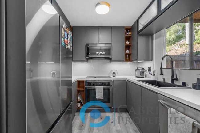 Foto del edificio - Stylish and Spacious Townhome for Rent in ...