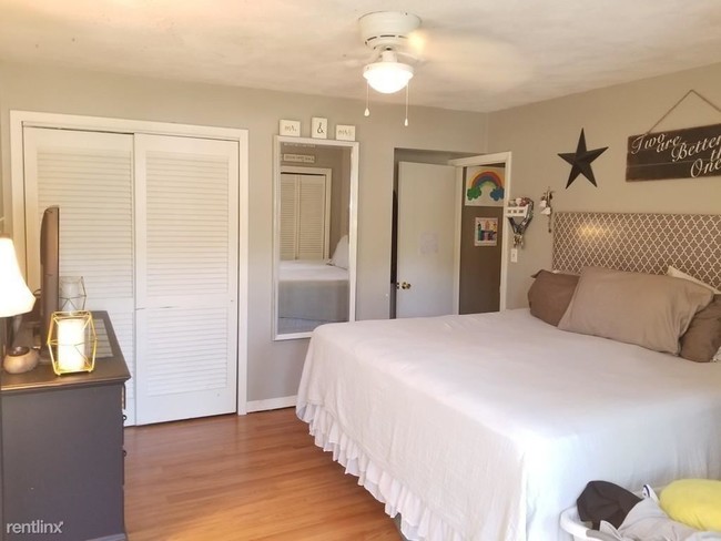 Building Photo - 3 br, 1 bath Apartment - 290 Main St # 1