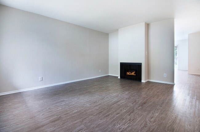Building Photo - Los Timbres Street Duplex