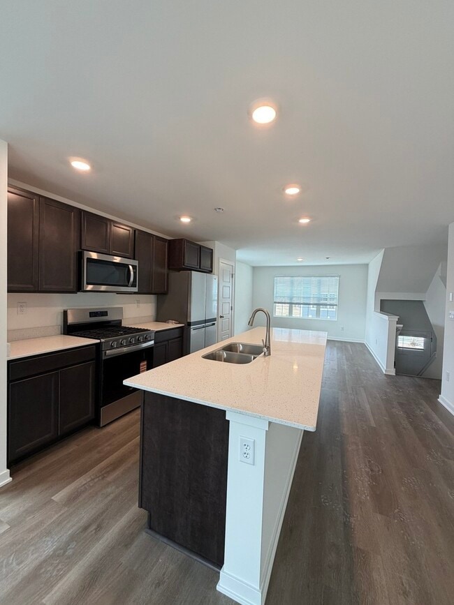 Building Photo - 6550 Linden Trl