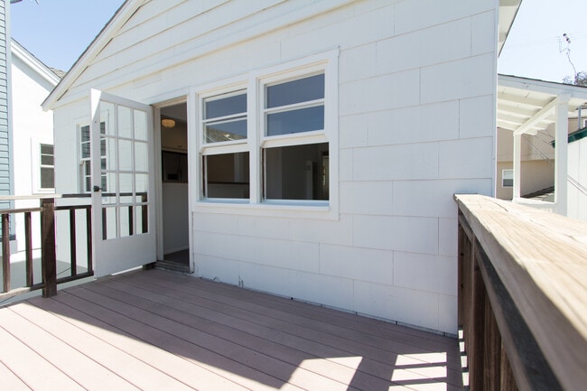 Building Photo - 502 Poinsettia Ave