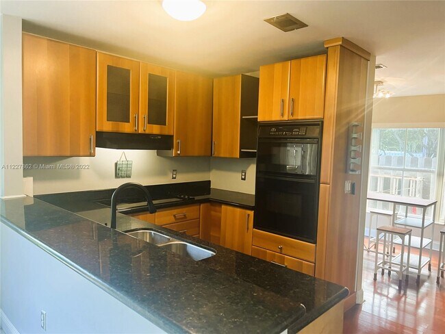 Building Photo - 7220 SW 44th Ct