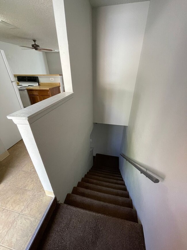 Building Photo - 440 W 4th St