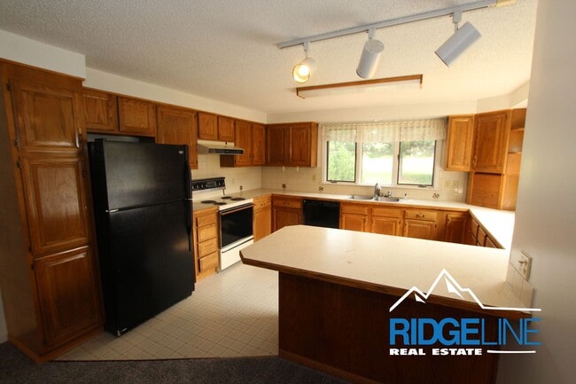 Building Photo - Country Living near Great Falls!