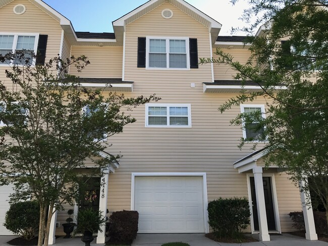 Foto del edificio - Beautiful Townhome Located in Ashley Park!