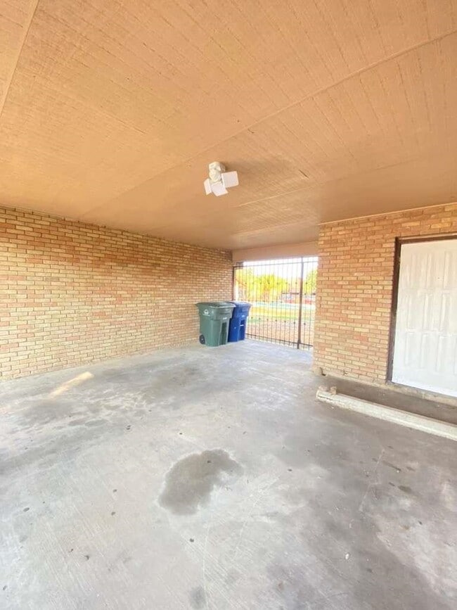 Building Photo - 807 E Del Mar Blvd