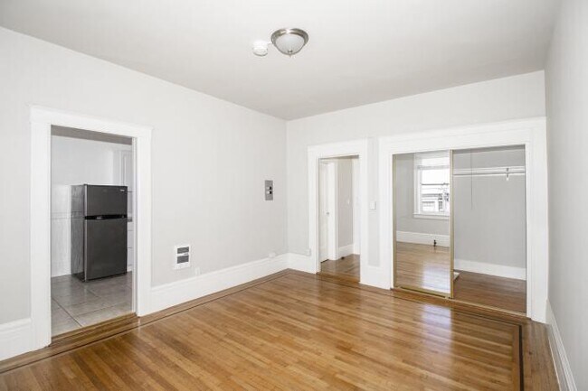 Building Photo - bedroom in San Francisco CA 94114