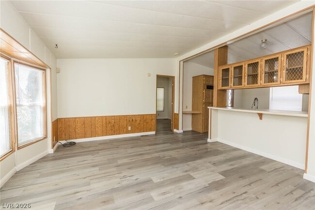 Building Photo - 1130 E Mesquite Ave