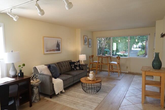 (El apartamento no está amueblado) - 525 NE 86th St