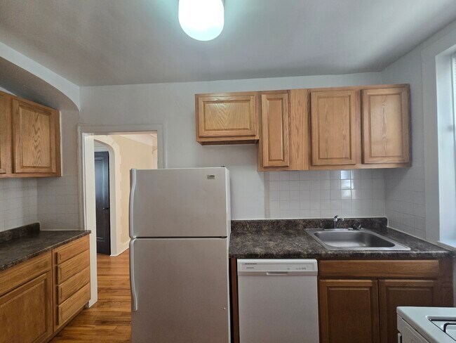 Building Photo - 1806 W Farwell Ave