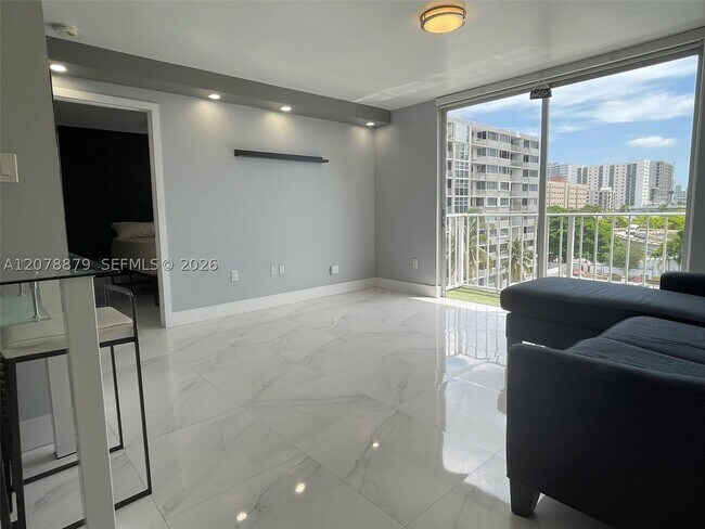 Foto del edificio - 1740 NW N River Dr