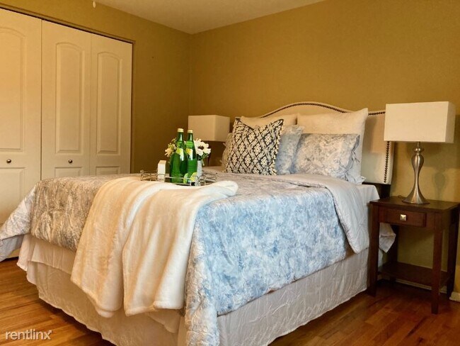 Foto del edificio - 156 E Hickory Grove Rd