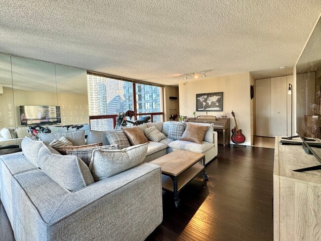 Building Photo - 200 N Dearborn St