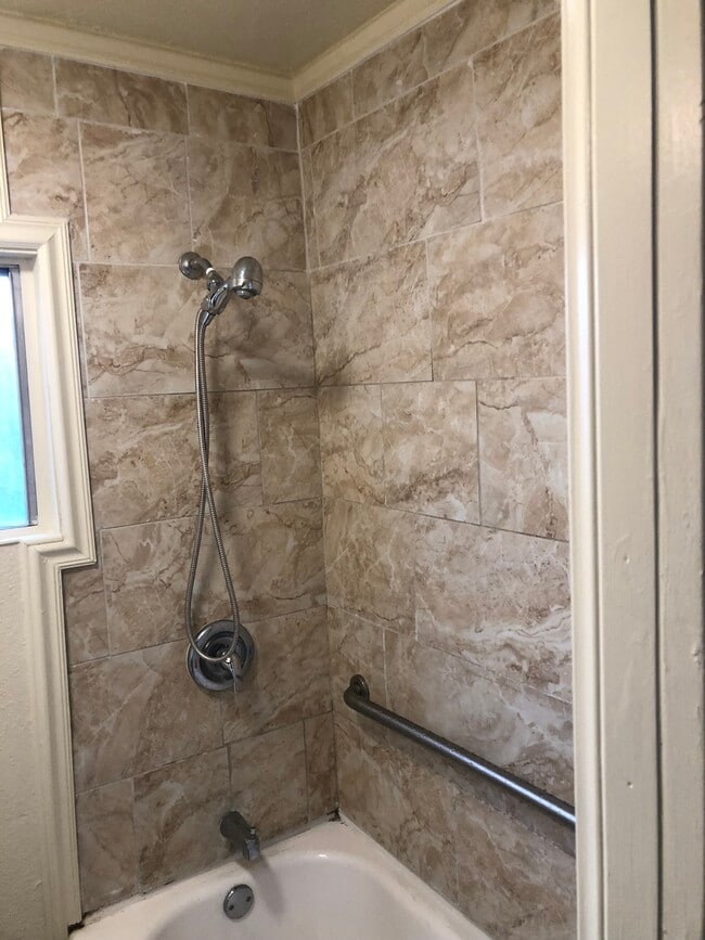 Baño - 716 1/2 W 60th St