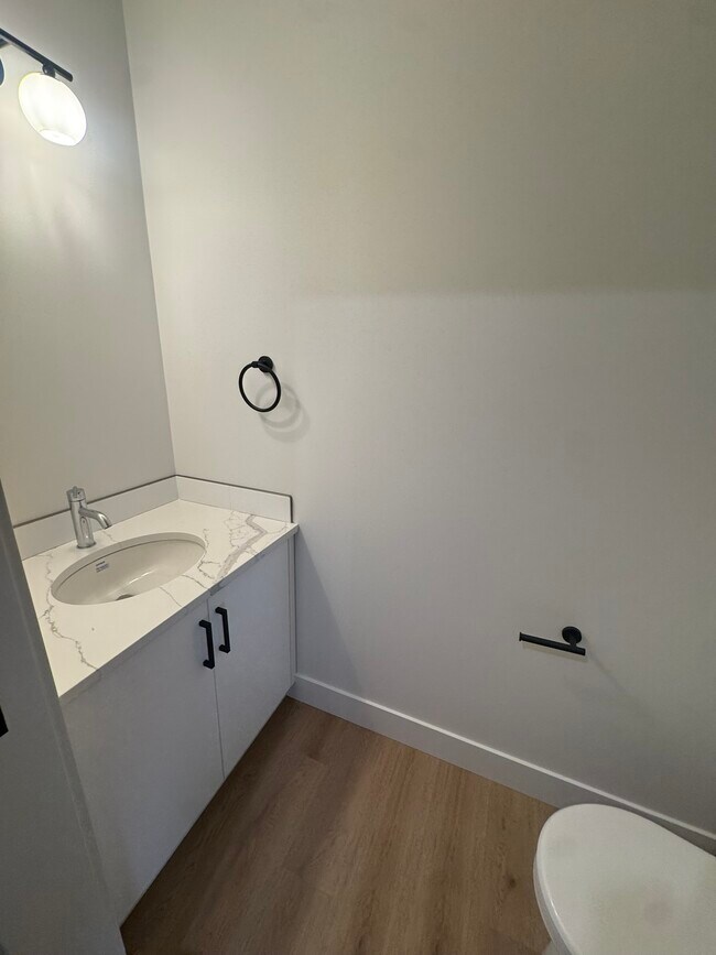 Building Photo - 10314 B-103148 148 Ave