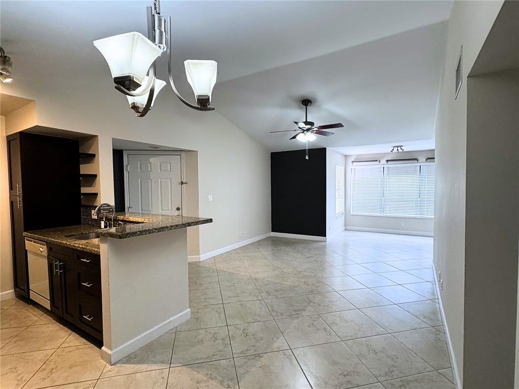 Foto principal - 2926 S University Dr