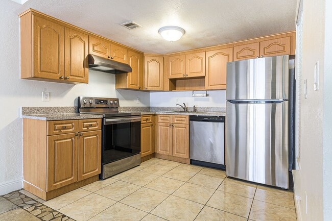 Building Photo - Desirable Location - 2-bed 2-bath Condo 5 ...