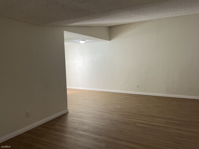 Foto del edificio - 3 br, 2 bath 4plex - 586 South Mistletoe A...