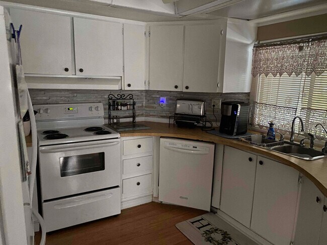 Building Photo - 7432 Sandcastle Dr