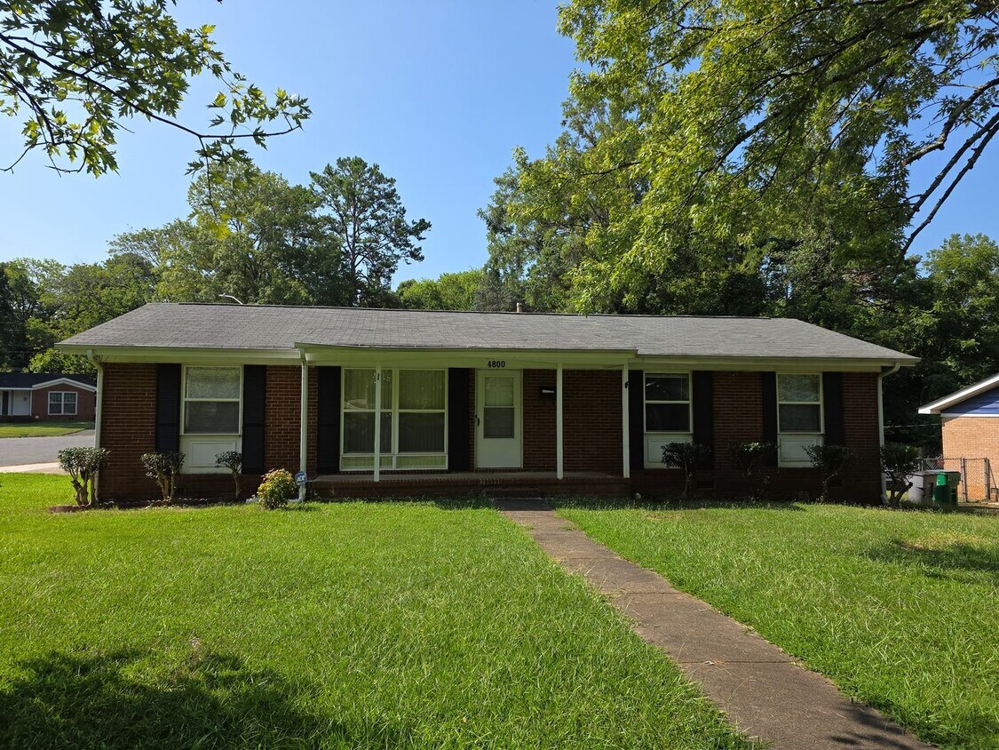 Foto principal - 4800 Crestmont Dr