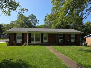 Building Photo - 4800 Crestmont Dr