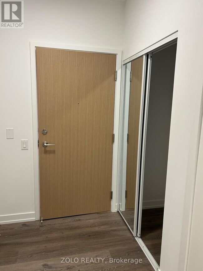 Photo du bâtiment - 395 Square One Dr