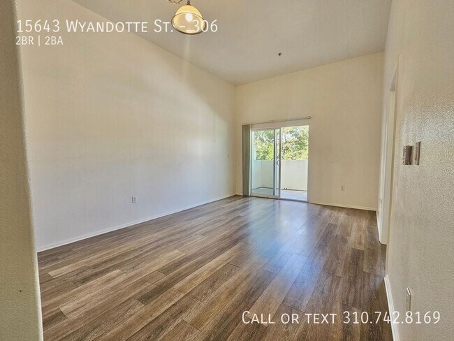 Building Photo - 15643 Wyandotte St